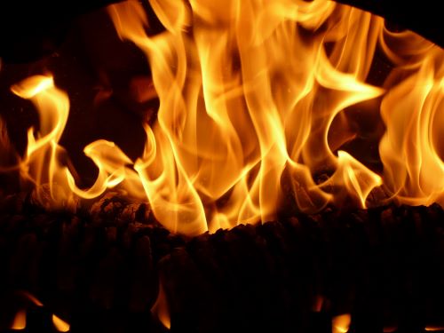 Hogyan fűtsünk fabrikettel: a helyes eljárás és a leggyakoribb hibák